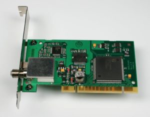 Abbildung 1: Die Satelliten-Empfangskarte Technotrend DVB-S1401 Budget verwendet einen gänzlich anderen Tuner als ihr Vorgänger DVB-S1400. Das Kernel-Modul für die neue Karte ist selbst für das Hauptrepository der DVB-Treiber zu neu und muss separat übersetzt werden.