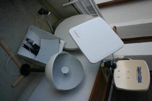 Abbildung 1: Satellitenschüsseln müssen nicht immer auffallen: Der Digiglobe rechts vorne sieht im geschlossenen Zustand wie eine Gartenlampe aus, die noch dazu beleuchtet werden kann, der Digicube unten wird mit einem Plastikdeckel verschlossen, den Sie auch bemalen können.