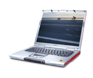 Abbildung 1: Das Acer Ferrari 3400 ist ein Traum in rot. Der Display-Deckel ist aus rotem Acryl und trägt das Ferrari-Logo, die Seitenteile sind in den Original-Ferrari-Farben lackiert.