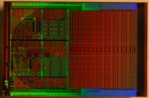 Abbildung 1: Beim Athlon 64 belegt der Level-2-Cache (rechts, braun) fast zwei Drittel der Chip-Oberfläche, hinzu kommen noch die zwei Level-1-Caches rechts oben und rechts unten (grüne Rechtecke) im eigentlichen Rechenwerk (links).
