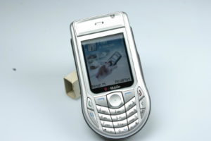 Abbildung 1: UMTS-Handys wie das Nokia 6630 sind allesamt recht groß und schwer. Doch diesen Mangel macht es mit einem großen Display und einer 1,3-Megapixel-Kamera wieder Wett.