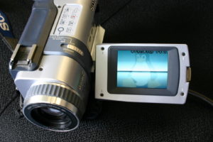 Abbildung 1: Die digitale Videokamera beim Daten-Backup. Sichtbar ist nur das Tux-Bild, die gesichtern Daten sind in ungenutzen Feldern des DV-Formats versteckt.