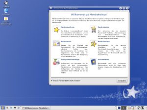 Abbildung 1: Der Mandrake-Desktop präsentiert sich nach dem ersten Start mit dem sehr ansprechenden neuen Theme "Mandrake Galaxy 2". Leider fehlt bei KDE das Icon für das Home-Verzeichnis.