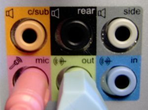 Abbildung 1: Hier sind die Anschlüsse der Soundkarte sowohl beschriftet als auch mit Farbcodes gekennzeichnet, links unten in rosa sehen Sie den Mikrofoneingang.