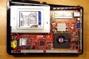 Abbildung 1: Die Wind Box lässt sich gut selbst warten: Grün markiert ist der freie RAM-Slot, orange die integrierte ATI-Grafik und blau das WLAN-Modul.
