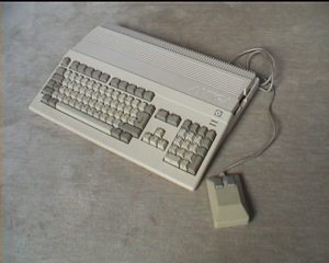 Abbildung 13: Das Gehäuse des Amiga 500 beherbergte neben dem eigentlichen Computer Tastatur und Diskettenlaufwerk.