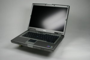 Abbildung 2: Das Dell Latitude D810 besitzt ein hoch auflösendes 15,4-Zoll-Display mit 1680x1050 Pixeln, ist mit dem offenen Docking-Anschluss im Gehäuseboden jedoch empfindlich.