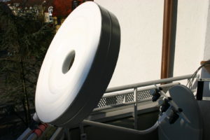 Abbildung 2: Die Telewide Cybertenna bietet einen sehr ungewöhnlichen Anblick: Die LNBs sind hinten aufgehängt und zeigen in Richtung des Satelliten, da die große Scheibe als Sammellinse wirkt. Damit lassen sich auch sehr weit auseinanderstehende Satelliten empfangen.