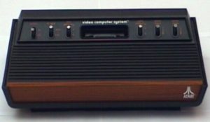 Abbildung 2: Die erste Ausgabe des Atari VCS enthielt sechs Wippschalter und kam im Holzdesign einher. Die Spiele wurden als Module geliefert, die die Benutzer in den Schacht einschoben.