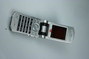 Abbildung 2: Beim Sony-Ericsson V800 lässt sich sogar der Memory Stick vom Linux-Rechner aus ansprechen. Seine weit auseinander liegenden Tasten vereinfachen das Schreiben von SMS oder Web-Adressen erheblich.