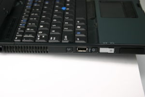 Abbildung 2: Die linke Taste mit dem Antennensymbol schaltet WLAN und Bluetooth ab und ist hardwareseitig zugeordnet, während die rechte Info-Taste neben dem Einschalter einen Scan-Code liefert und standardmäßig mit der Gnome-Hilfe belegt ist.