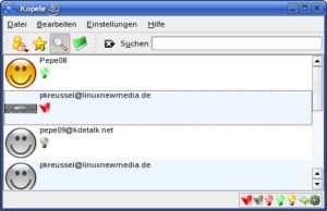 Abbildung 2: Kopete integriert die Kontaktlisten für alle Account in einem Fenster. Zur Anmeldung bei den Chatservern dienen die kleinen Icons rechts in der Statusleiste.
