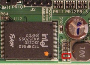 Abbildung 2: Mit einem einfachen Küchenmesser verdoppeln Sie die Geschwindigkeit der CPU durch eine Modifikation an der Platine.
