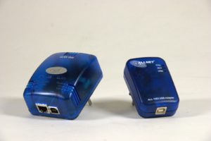 Abbildung 3: Der DLAN Duo bringt jeweils einen Anschluss für USB und Ethernet mit, der reine USB-Adapter von Allnet funktionierte im Test nicht.