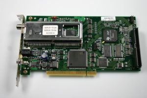 Abbildung 3: Neben dem Empfangsteil auf der linken Hälfte der Technotrend DVB-S Revision 1.5 besitzt die Full-Featured-Karte einen MPEG-Decoder mit TV-Ausgang. Das entlastet den Prozessor bei der Wiedergabe.