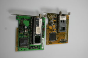 Abbildung 3: Die Budget-Karten im Technotrend-Design unterscheiden sich nur geringfügig: Der kleine Kühlkörper auf der Technotrend DVB-S Budget S1102 (oben) sorgt für zusätzliche Kühlung, bei Hauppauges WinTV Nova-s (unten) genügt der Blechdeckel.