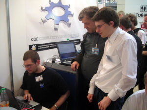 Abbildung 3: Die KDE/Knoppix-Entwickler Joseph Wenninger, Kurt Pfeifle und Fabian Franz bei der Arbeit an kNX.