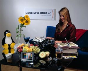 Abbildung 3: Das Foto unseres Models Bianca ist gespickt mit Problemen für Drucker und Scanner. So ist der Pinguin-Kopf im Spiegel bei vielen Druckern genauso wenig zu erkennen wie die dunklen Farbtöne der Farbtafel in der Mitte.