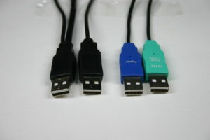 Abbildung 3: Die beiden Enden der USB-Kabel von Seagate (rechts) sind deutlich gekennzeichnet und gut unterscheidbar. Die Trekstor-Lösung (links) lässt nur erahnen, welches Kabel für die Stromversorgung zuständig ist.