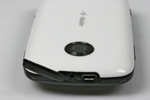 Abbildung 3: An Schnittstellen für Peripheriegeräte bietet das Handy einen Micro-USB-Anschluss und eine 2,5-mm-Klinkenbuchse. Einen Adapter für 3,5-mm-Stecker liefert der Hersteller mit.