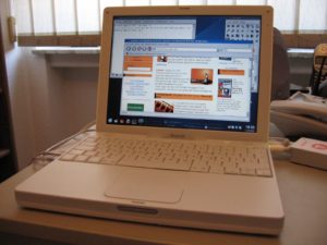 Abbildung 4: Auch im Betrieb unter Linux gibt sich das iBook kontaktfreudig. Aller Peripherie-Anschlüsse versehen klaglos ihren Dienst. Lediglich bei Wireless LAN müssen Sie auf externe Alternativen zurückgreifen.