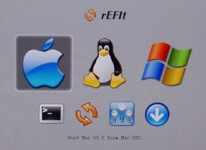 Abbildung 4: Unheilige Dreifaltigkeit: Das Boot-Menü-Toolkit Refit vereinigt auf dem Intel-iMac scheinbar unvereinbares – wie etwa zwei gestandene Unixe mit dem leibhaftigen Redmond-Produkt.