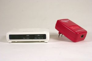 Abbildung 5: Die beiden schnellsten Adapter im Test unterscheiden sich nicht nur deutlich im Aussehen, sondern auch im Preis.