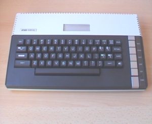 Abbildung 5: Der Heim-Computer Atari 800XL hatte wie die Spielkonsolen auf der Oberseite einen Moduleinschub.