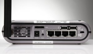 Schöner Rücken: Das WLAN-Gerät hält diverse Anschlüsse für den Kabelbetrieb bereit. An der Vorderseite sind zwei weitere USB-Ports zu finden.