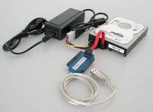 Ein Adapter verbindet interne EIDE- und SATA-Laufwerke mit dem USB-Anschluss am Rechner.