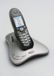 Schnurloses Telefon nebst DSL-Modem und WLAN-Router von AVM.