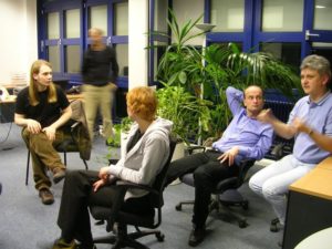 Scott Wheeler (links) beim Disktutieren mit Torsten Rahn (vierter von links), Ellen Reitmayr vom Usability-Projekt (dritte von links) und XXX