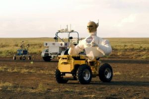NASA-Fuhrpark: K-10 (hinten links), Scout (hinten rechts) und Centaur beim Wüstentraining. (Bild: NASA)