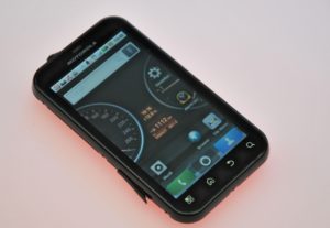 Kann einstecken: Das Motorola Devy überlebt auch Stürze und Wasserbäder.