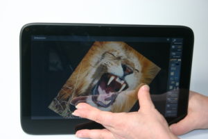 Wetab-Update: Zweifingergesten verkleinern, vergrößern und drehen das Bild im Bildbetrachter.
