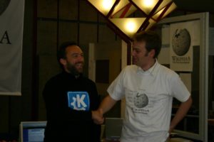 Wikipedia-Gründer Jimbo Wales und KDE-Initiator Matthias Ettrich (rechts) besiegeln die Kooperation zwischen der freien Enzyklopädie und KDE.