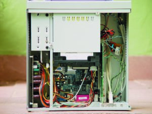 Abbildung 1: Das Gehäuse ist kompakt, bietet aber genug Platz für einen Videorekorder mit CD-Laufwerk und ein bis zwei Festplatten. Dank der passiven Kühlung ist im Betrieb nur die Festplatte zu hören, die Betriebstemperatur beträgt allerdings gut 40 Grad.