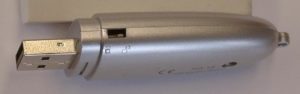 Abbildung 1: Wie auch Disketten lässt sich der Fujitsu-Siemens Memorybird schreibschützen. Das hilft nicht nur gegen unbeabsichtigtes Löschen, sondern beugt auch Viren-Infektionen von fremden Rechnern vor