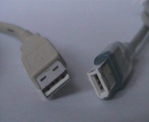 Abbildung 1: USB- und FireWire-Kabel im Vergleich: Links ein USB-Stecker, rechts sein FireWire-Pendant