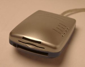 Abbildung 1: Drei Schächte für fünf Kartentypen: Oben Secure Data (SD) und Multimedia Cards (MMC), darunter Smart Media Cards (SSFDC) und unten Compact Flash (CF) und Micro Drives (MD)