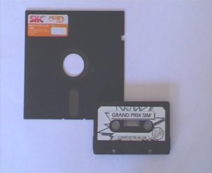 Abbildung 1: Die typischen Speichermedien Ende der 70er, Anfang der 80er Jahre: links oben eine 5,25"-Diskette, rechts unten eine Kassette