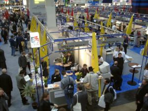 Abbildung 1: In Halle 6 sowie in Halle 3 waren Linux-Unternehmen auf der CeBIT vertreten. Vorne links ist der Stand der Linux New Media AG (Herausgeber des LinuxUser) zu sehen