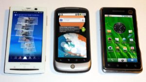 Abbildung 1: Die Drei Testgeräte: Das Xperia X10 (links), das Nexus One (Mitte) und das Milestone XT720 (rechts).