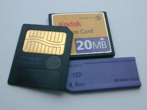 Abbildung 1: Leider kein einheitlicher Standard für Speichermedien bei digitalen Kleinbildkameras:SmartMedia (Links), CompactFlash (Mitte) und Memory Stick (Rechts)