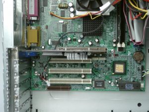 Abbildung 2: Drei PCI-Slots stehen für Erweiterungen zur Verfügung, die On-Board-Grafikkarte hat Vobis durch die passiv gekühlte ATI Radeon 7000 ersetzt