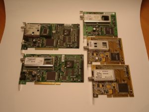 Abbildung 2: Die Full-Featured-Karten, Revision 1.6 links oben und Revision 2.1 links unten, unterscheiden sich nur im verwendeten Tuner. Die Low-Budget-Karten Hauppauge WinTV-Nova-s (rechts unten) und Technotrend WinDVB-s Budget2 (rechts mittig) sind absolut baugleich, die Satelco-Karte (rechts oben) hat einen anderen Tuner