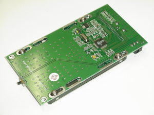 Abbildung 2: Um die Steckverbindung vor Erschütterungen zu schützen, empfiehlt es sich, die Platte mit den mitgelieferten Schrauben auf der Platine zu befestigen.