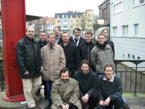 Abbildung 2: Hackertreffen in Osnabrück (von links nach rechts: Lutz Rogowski, Tobias König, Ingo Klöcker, Marc Mutz, Bo Thorsen, David Faure, Daniel Molkentin, Carsten Niehaus, Steffen Hansen, (im Vordergrund:) Karl-Heinz Zimmer, Cornelius Schumacher, Bernhard Reiter)