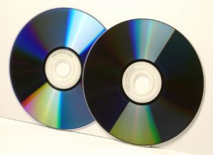 Abbildung 2: Eine DVD-R (links) reflektiert deutlich mehr Licht als eine DVD-RW (rechts). Das führt bei älteren DVD-Playern zu Missverständnissen