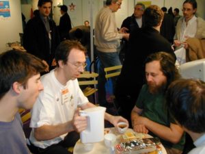 Abbildung 2: Teatime mit Stallman (rechts im Bild) auf dem KDE-Stand